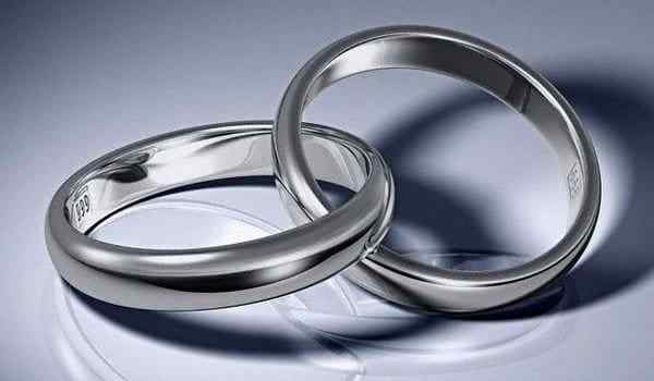 Укрепить брак можно с помощью обручальных колец и приворота на жену