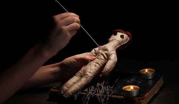 Процесс проведения ритуала с использованием куклы