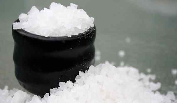Заговор на соль для борьбы с простудой