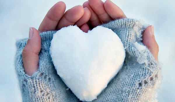 1516706637 2200x1100 px gloves hand hearts snow 736979