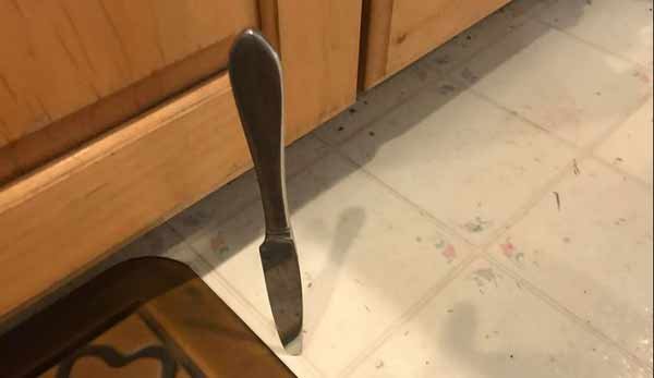Кухонный нож падает